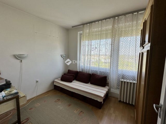 Eladó panellakás, Pécsett 39.9 M Ft, 3 szobás