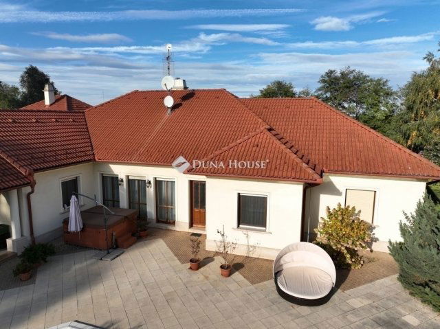 Eladó családi ház, Kecskeméten 325 M Ft, 4 szobás