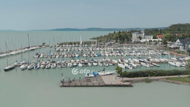 Eladó téglalakás, Balatonkenesén 105 M Ft, 3 szobás