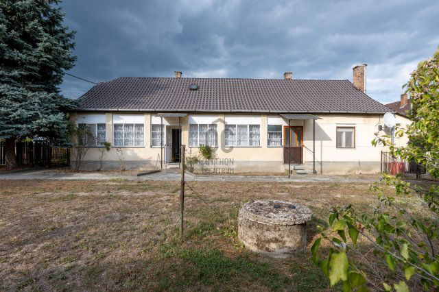 Eladó családi ház, Csákváron 35 M Ft, 3 szobás