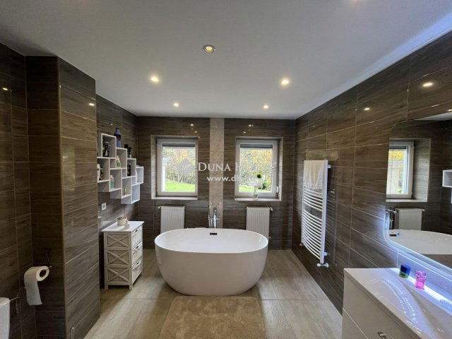 Eladó családi ház, Komlón 109 M Ft, 6 szobás