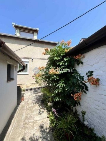 Eladó családi ház, Pécsett 81.5 M Ft, 5 szobás