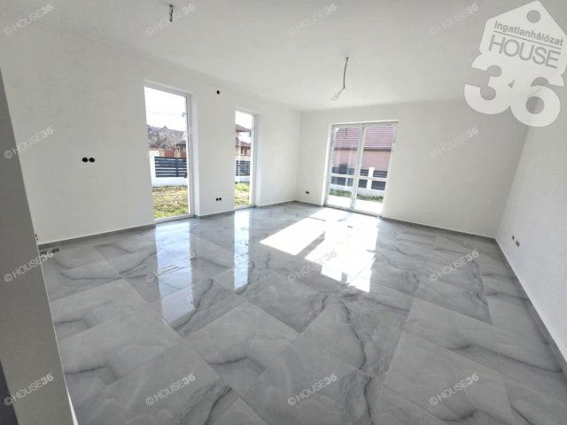 Eladó ikerház, Szolnokon 69.9 M Ft, 4 szobás