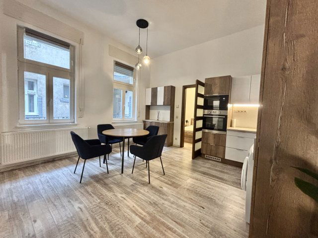 Kiadó téglalakás, albérlet, V. kerületben, Papnövelde utcában