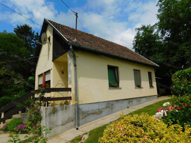 Eladó családi ház, Karádon 24.9 M Ft, 9+2 szobás