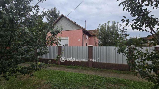 Eladó családi ház, Földesen 19.8 M Ft, 1 szobás