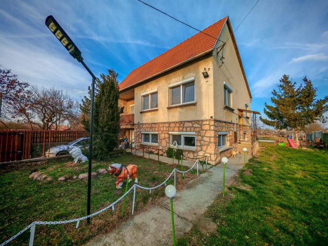 Eladó családi ház, Szákszenden 60 M Ft, 5 szobás