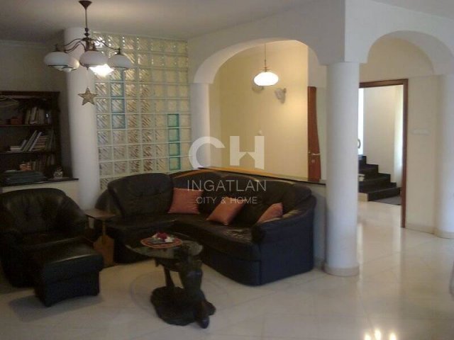 Eladó családi ház, Székesfehérvárott 198 M Ft, 5 szobás