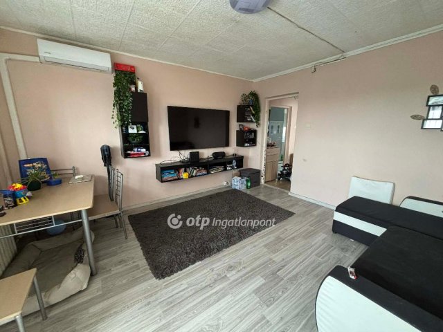 Eladó panellakás, Cegléden 39.9 M Ft, 2+1 szobás