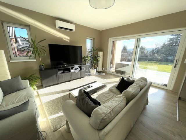 Eladó családi ház, Nagykovácsiban 244.9 M Ft, 4 szobás