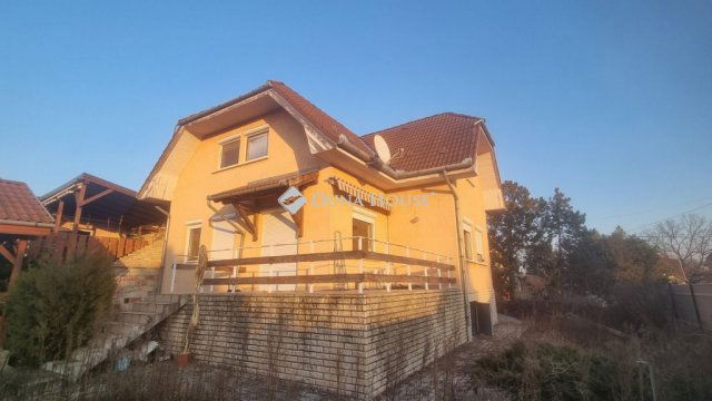 Eladó családi ház, Szigetszentmiklóson 104.9 M Ft, 7 szobás