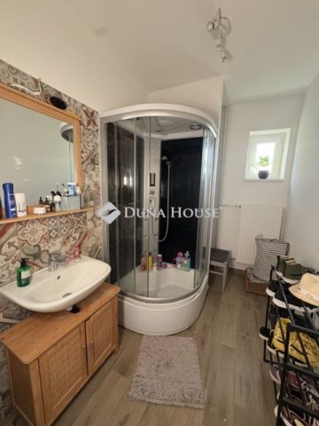 Eladó családi ház, Pécsett 97.9 M Ft, 7 szobás