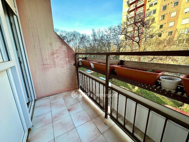 Eladó panellakás, Debrecenben 57.99 M Ft, 1+2 szobás