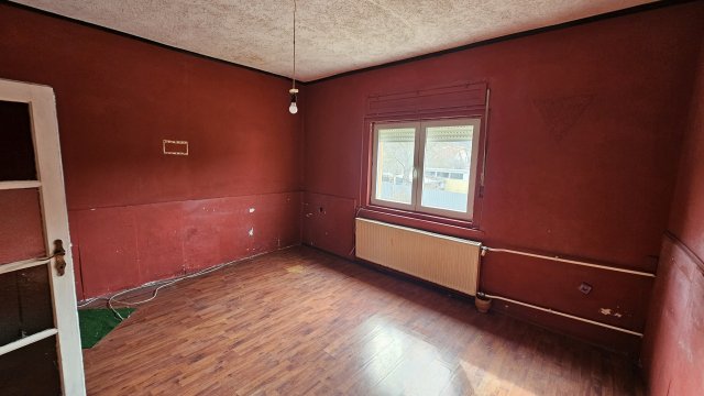 Eladó családi ház, Komlón, Fő utcában 24.9 M Ft, 4 szobás