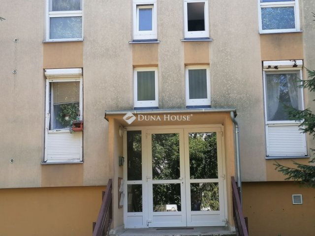 Eladó panellakás, Pécsett 46.9 M Ft, 3 szobás