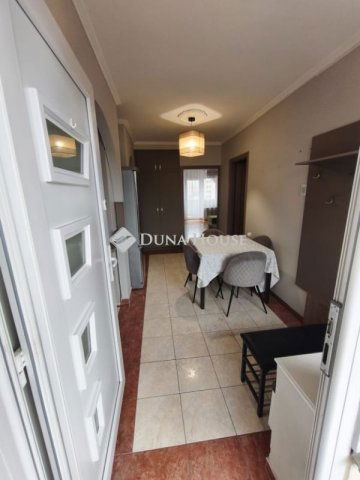 Eladó téglalakás, Cegléden 64.9 M Ft, 3 szobás