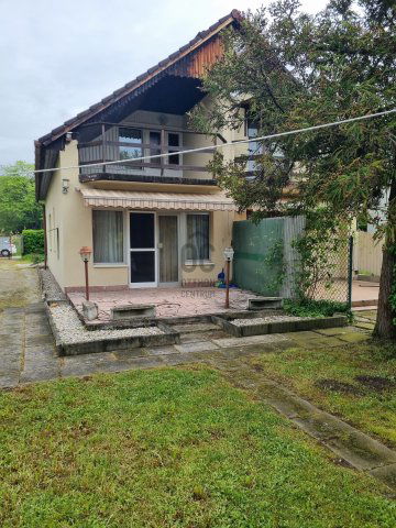 Eladó nyaraló, Balatonkenesén 210 M Ft, 9 szobás