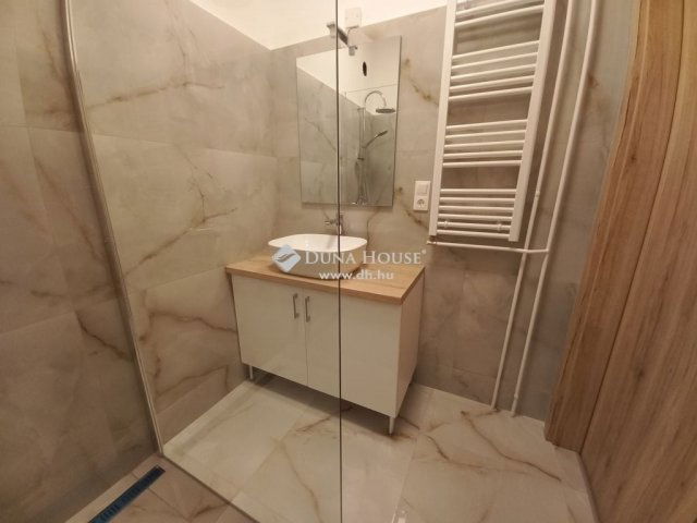 Eladó téglalakás, Pécsett 69.9 M Ft, 3 szobás