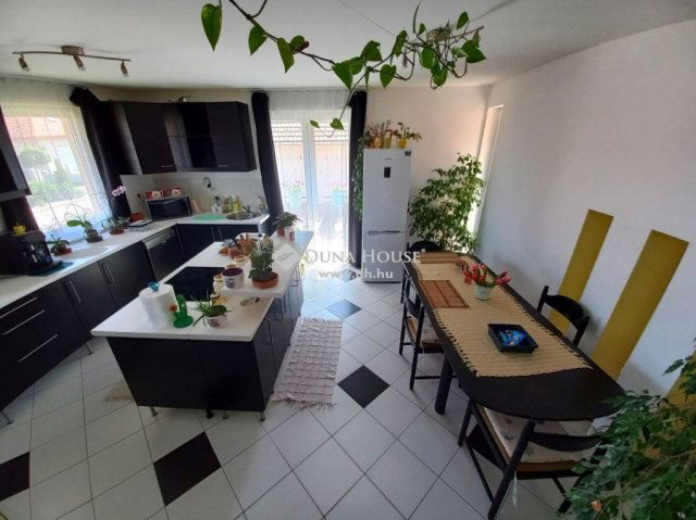 Eladó családi ház, Veszprémben 129.9 M Ft, 4 szobás