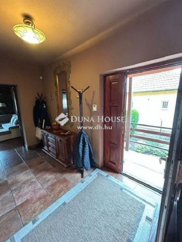 Eladó családi ház, Vecsésen 110 M Ft, 5 szobás