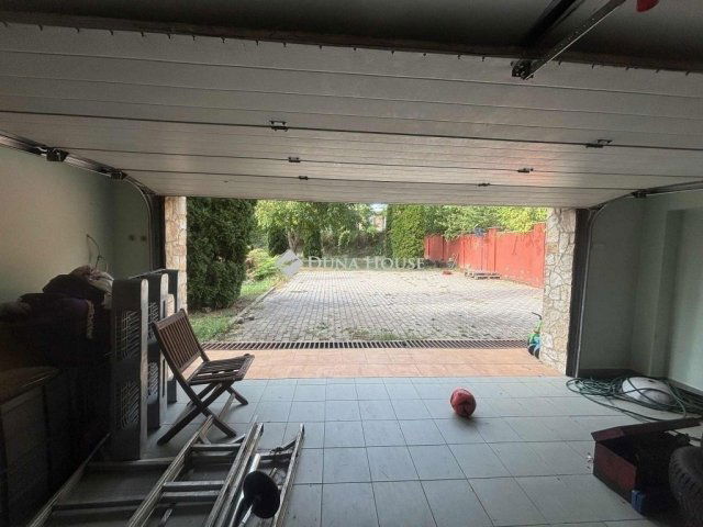 Eladó családi ház, Pécsett 79.9 M Ft, 7 szobás