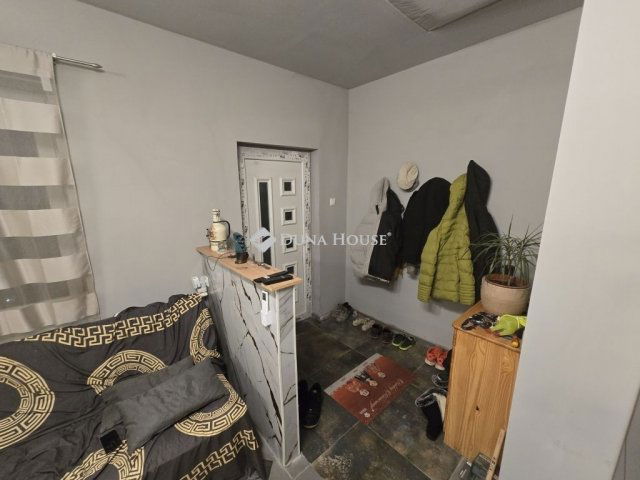 Eladó családi ház, Szegeden 37.5 M Ft, 2 szobás