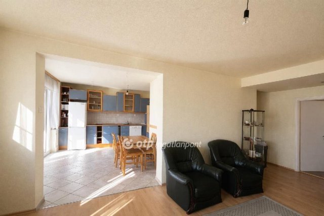 Eladó panellakás, Zalaegerszegen 74.5 M Ft, 1+4 szobás