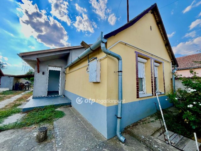 Eladó családi ház, Hajdúszováton 29.99 M Ft, 1 szobás