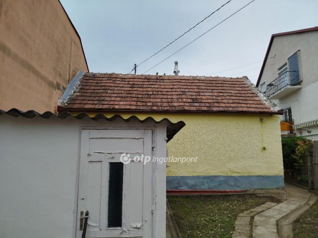 Eladó családi ház, Pécsett 18.99 M Ft, 1 szobás