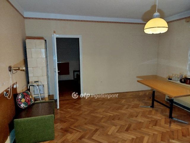 Eladó téglalakás, Komlón 18.5 M Ft, 2 szobás