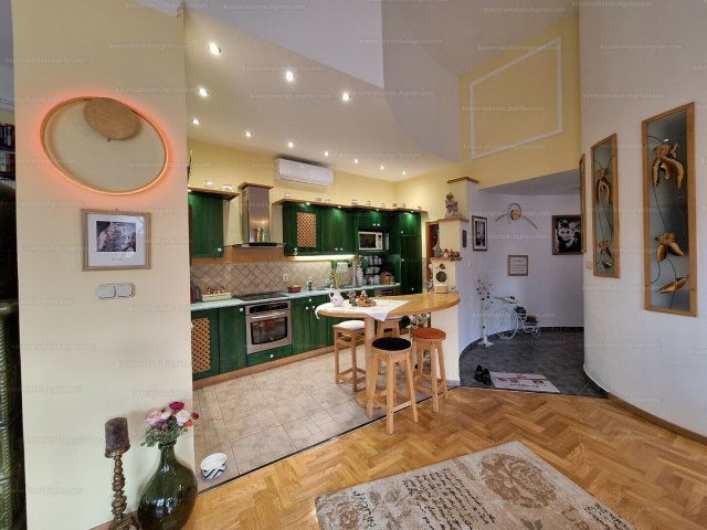 Eladó családi ház, Hévízen 149.9 M Ft, 7 szobás