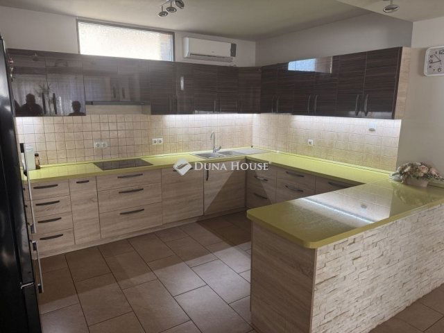 Eladó családi ház, Pécsett 123 M Ft, 5 szobás