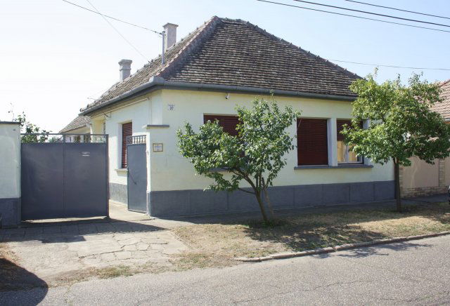 Eladó családi ház, Baján, Pásztor utcában 32.8 M Ft
