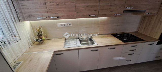 Eladó családi ház, Budaörsön 210 M Ft, 7 szobás