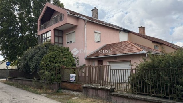 Eladó családi ház, Tatán 85 M Ft, 4+1 szobás