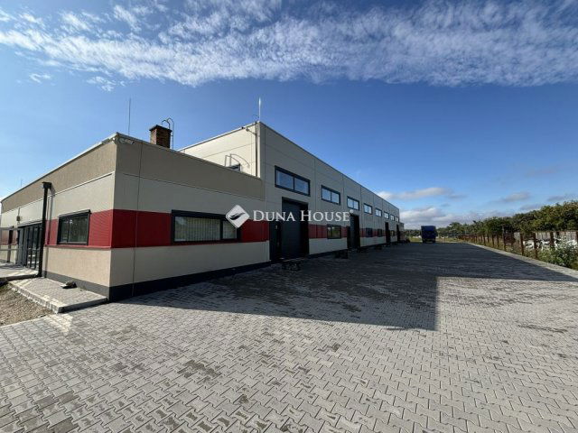 Eladó ipari ingatlan, Komáromban, Hét Vezér utcában 411.7 M Ft
