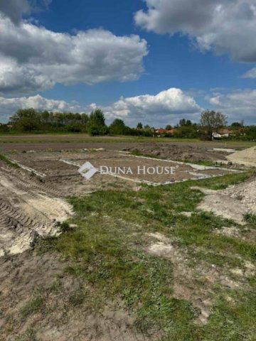 Eladó ikerház, Szigetbecsén 84.9 M Ft, 5 szobás