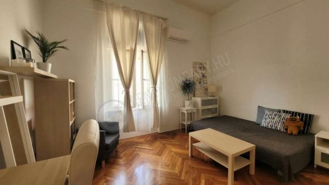 Kiadó téglalakás, albérlet, V. kerületben, Sas utcában