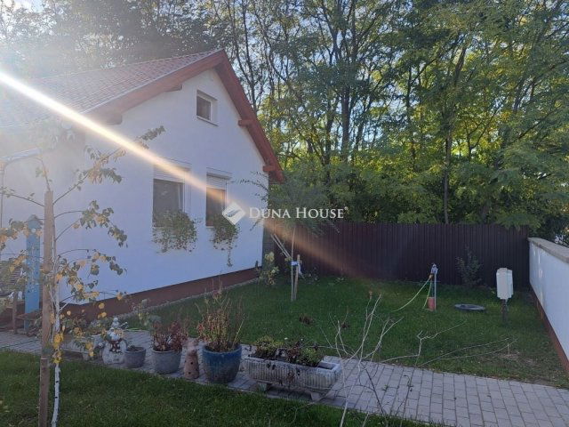 Eladó családi ház, Dánszentmiklóson 57.5 M Ft, 3 szobás