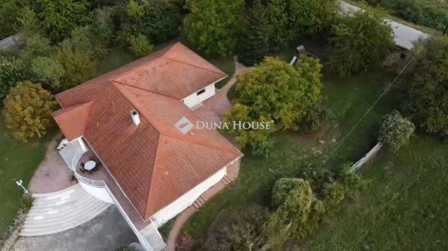 Eladó családi ház, Esztergomban 217.385 M Ft, 8 szobás