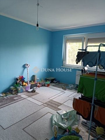 Eladó panellakás, Százhalombattán 68.4 M Ft, 3 szobás