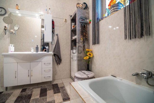 Eladó családi ház, Sóskúton 129.9 M Ft, 7 szobás