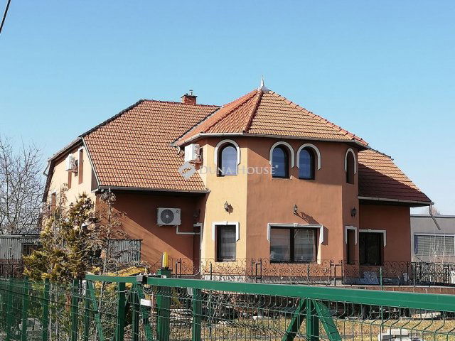 Eladó családi ház, Miskolcon 150 M Ft, 10 szobás