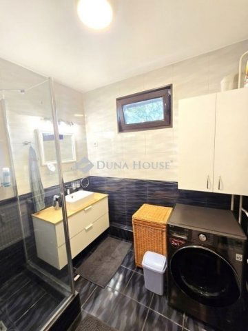 Eladó téglalakás, Pécsett 72.9 M Ft, 3 szobás