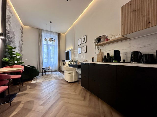 Eladó téglalakás, Budapesten, VI. kerületben 65.9 M Ft