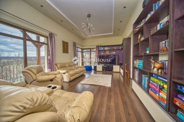 Eladó családi ház, Pilisszentkereszten 299 M Ft, 5 szobás