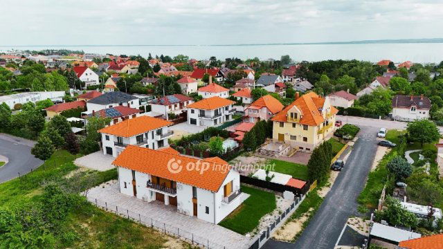 Eladó ikerház, Balatonfüreden 169 M Ft, 2+4 szobás