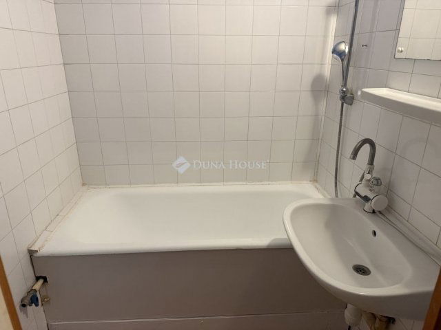 Eladó panellakás, Pécsett 39.99 M Ft, 2 szobás