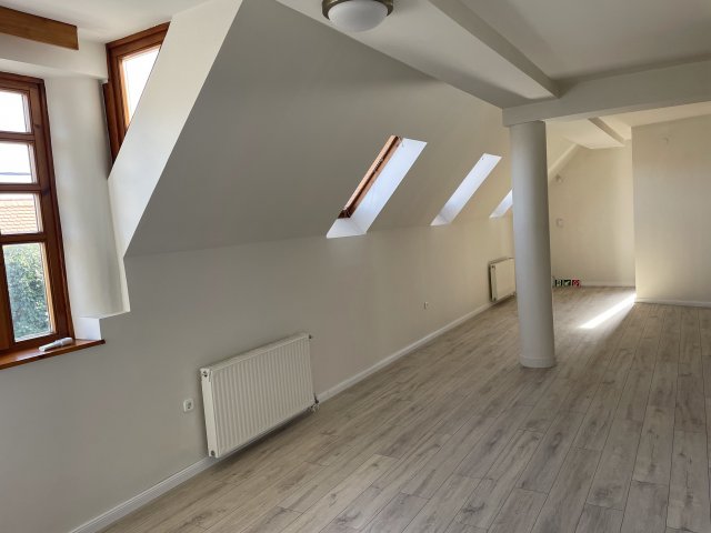 Kiadó iroda, Kecskeméten, Mária utcában 400 E Ft / hó, 4 szobás