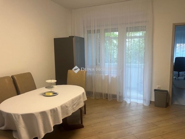 Eladó téglalakás, Pécsett 122 M Ft, 4 szobás